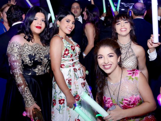 Glamour en la gala de la Escuela Internacional Sampedrana