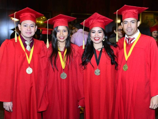 UTH Florida University gradua tercera promoción