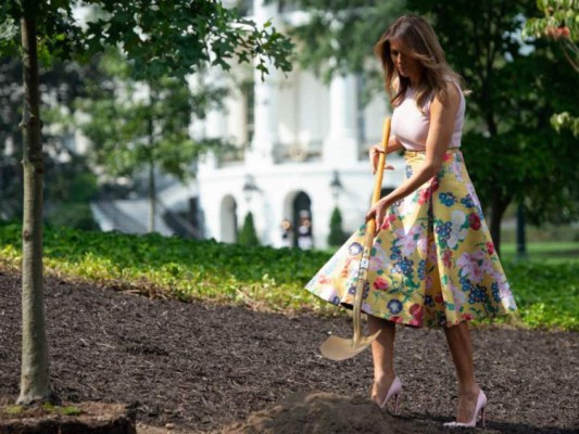 Melania Trump es criticada por su vestimenta para hacer jardinería