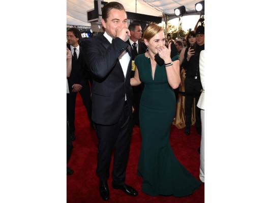 Ellos suelen reír y hacer bromas en público. Una razón más por las que el público adora verlos juntos. Aquí en la reciente entrega de los SAG Awards