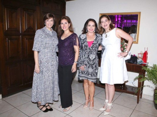 Juanilla Kattán y Amalia Jaar con la cumpleañera Mayda Ayestas y Ruth Marie Sabillón. Foto: Alex Muñoz.