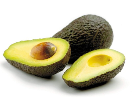Aguacate. Está cargada de vitamina E y antioxidantes, esenciales para una piel radiante. Además posee un alto contenido de folato, importante para regeneración celular de la piel.