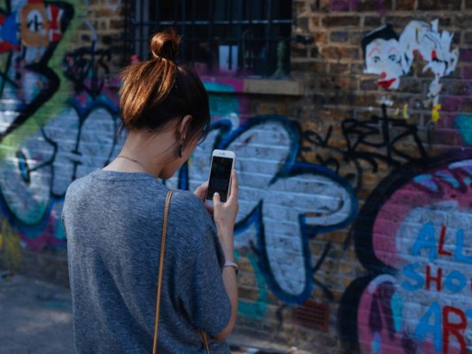 Cuida los detalles que conforman el fondo de tu fotografía. Cuando tienes demasiados colores u objetos en una misma fotografía puedes restarle estética a la imagen. Además perderás el foco principal de tu foto, pues la saturación de detalles distraerá al espectador. Para mejorar tu captura puedes elegir un filtro blanco y negro o bien, escoger un fondo distinto.