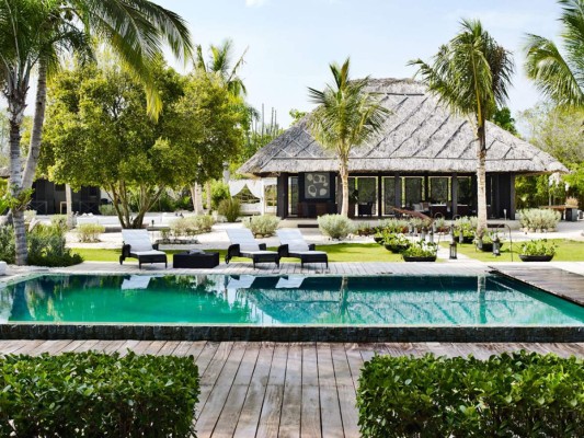 La casa, de 10 mil pies cuadrados, cuenta dos piscinas, playa artificial y dormitorios suficientes para hospedar a 24 invitados.