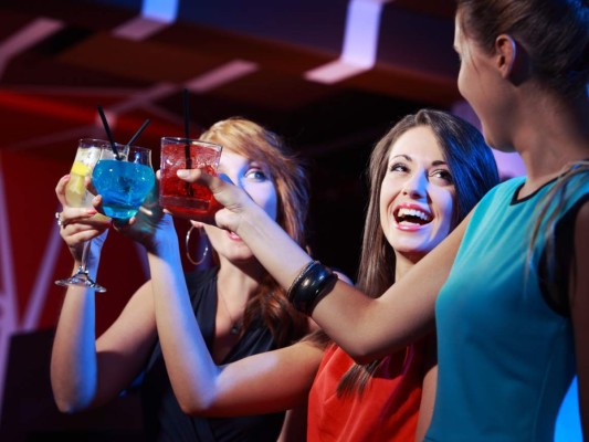 5. no te pases de cocteles. Es difícil ser elegante después de tomar demasiados cocteles. Siempre trata de tomar agua entre trago y trago y si sientes que has bebido de más, discúlpate y retírate a tu casa