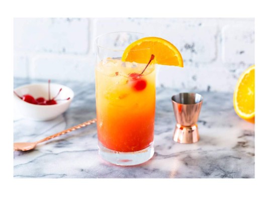 Tequila Sunrise: Un cóctel muy fácil de hacer y es perfecto para el verano, 2 oz de tequila, 4 oz de jugo natural de naranja, 3/4 oz de granadina, hielo, copa para champaña<br/>