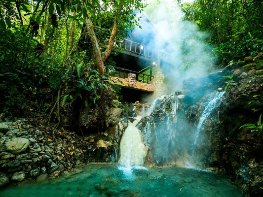 7. Tratamientos holísticos en Luna Jaguar, Copán. Imagínate en medio de piscinas naturales, rodeado de una arquitectura de inspiración maya, con baños de vapor o lodo termal o recibiendo un masaje relajante en un ambiente selvático. El Luna Jaguar Spa Resort ofrece eso y más. Ubicado a 20 kilómetros de Copán Ruinas, este lugar propone además recorridos por senderos de exótica vegetación, baños termales y hasta la oportunidad de acampar. Foto Honduras Tips