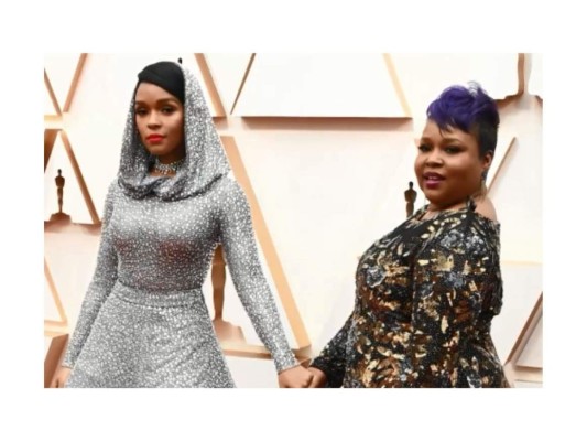 La cantante Janelle Monae, también acudió junto a su madre a los Premios Oscars, juntas caminaron por la alfombra roja tomadas de la mano.