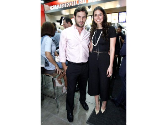 Brindis por la inauguración Carl's Jr.&nbsp;&nbsp;