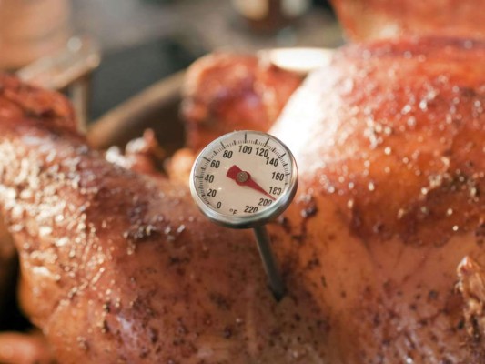 #6 Es importante tener siempre a mano un termómetro bien calibrado para una cocción perfecta que marque la temperatura adecuada de cocción del pavo de 165 grados celcius.