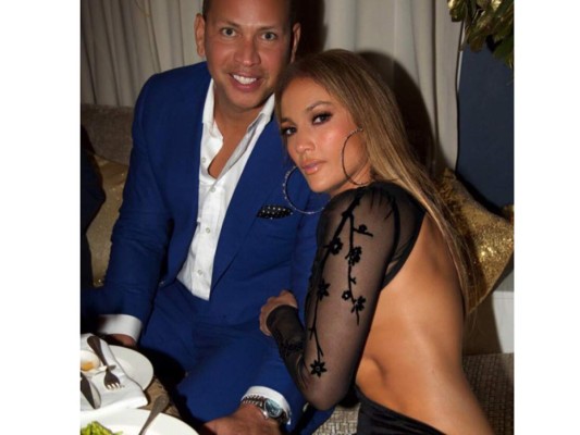 Jennifer Lopez celebra su 48 cumpleaños en un revelador vestido