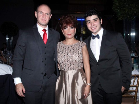 Alexander y Griselda Muyshondt con Jacobo Kattán.
