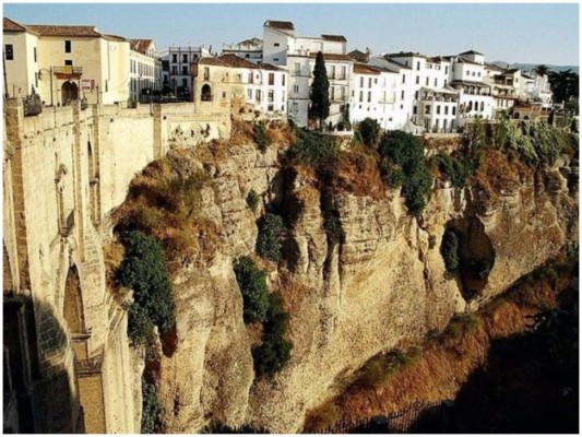 4.Ronda, España está asentada sobre una meseta rocosa y dividida en dos partes por un cañón, por el que fluye el río Guadalevín para atravesar el famoso Tajo de Ronda, que mide alrededor de 100 metros de profundidad, está el Puente Nuevo, un emblemático monumento construido entre 1751 y 1793