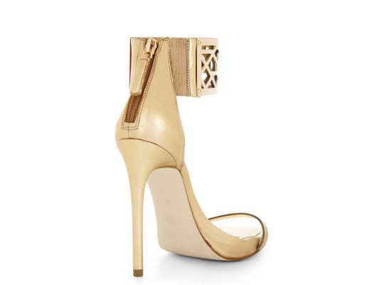 11. Los zapatos que nunca te pondrás. Los compraste en un impulso pero ahora te das cuenta que no puedes dar un solo paso con ellos. Deshazte de los zapatos demasiado altos si sabes que nunca los usarás.