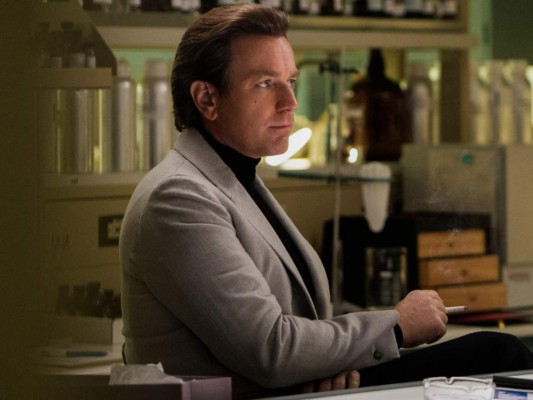 Ewan McGregor está en el papel protagónico en la piel de Roy Halston, mostrando el auge de su creatividad y talento, al lado de los altibajos de su vida personal.