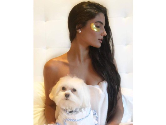 1. ¡Hunter ama a los perros! nos comenta que quisiera adoptar a todos los que ve sin dueño por las calles. Tiene un perrito adorable que se llama Milo (@sirmilothepup) -sí, tiene cuenta en Instagram- y es quien la acompaña en la mayoría de sus aventuras.