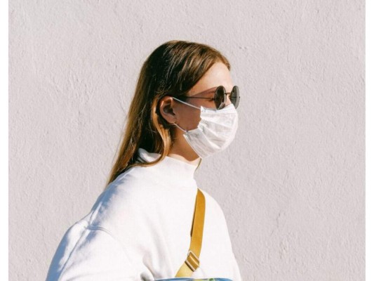 4. Coloca la mascarilla más hacia la punta de la nariz<br/>En caso de que los trucos anteriores te hayan sido poco efectivos, puedes colocar tu mascarilla un poco más hacia la punta de la nariz, esta distancia hará que el aire busque otra salida y no empañe tus lentes.