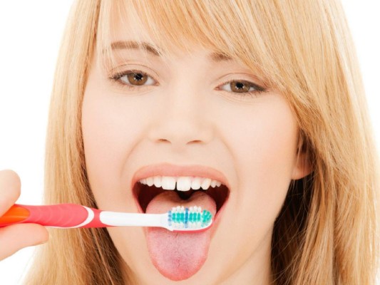 2.Limpia tu lengua. No basta con cepillarse los dientes. Esta práctica de higiene oral –tres veces al día con un cepillo o raspador especial- es capaz de remover toxinas en la lengua, eliminando la placa y la bacteria, que cuando se acumula, provoca caries, infecciones y además impide que sientas el sabor de tus comidas. Esto muchas veces conduce a las personas a añadir sal o azúcar en exceso a sus platos generando sobrepeso.