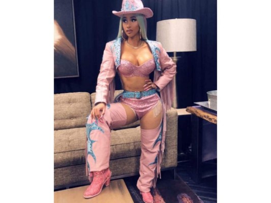 En esta ocasión la cantante pasó de ser una hermosa perla gigante, a convertirse en una sexy y atractiva vaquera rosa. Su transformación fue desde unas botas y sombrero en lentejuelas, hasta una peluca rosa y azul, creando así un look único con el que nos dejo sorprendidos. <br/>