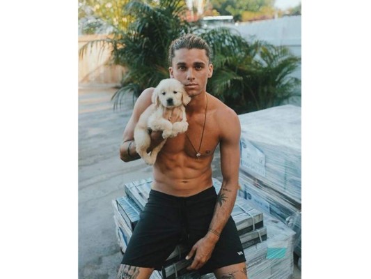 El ex modelo y actor Jay Álvarez publicó unos mensajes donde según dijo, James le coqueteaba descaradamente y este al declararle que no estaba sexualmente interesado en él dejaron de comunicarse