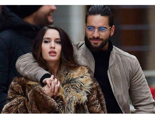 La tierna postal navideña de Maluma y su novia Natalia Barulich