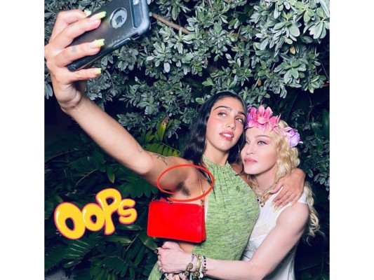 Lourdes aprovecha a tomarse una selfie con su madre Madona. Aunque mucho la han criticado a la joven porque desiste a rasurarse las axilas