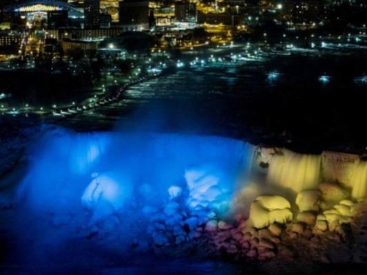 Las Cataratas del Niágara en los colores de Ucrania.