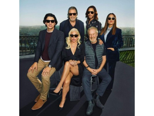 Salma Hayek, Jared Leto, Lady Gaga, Al Pacino, Adam Driver y Ridley Scott. Celebraron Thanksgiving con el gran estreno de “House of Gucci”. Mira la postal que compartieron en sus redes sociales.