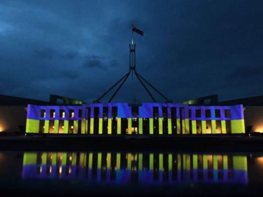 El Parlamento de Australia en Canberra también se vistió con los colores ucranianos.