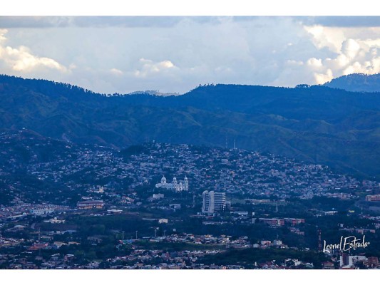 Con más de un millón de habitantes, Tegucigalpa crece a su manera, intentando verse cada vez más cosmopolita. Al fondo destaca la Basílica de la Virgen de Suyapa, la máxima construcción de la feligresía católica que comenzó a edificarse en 1943
