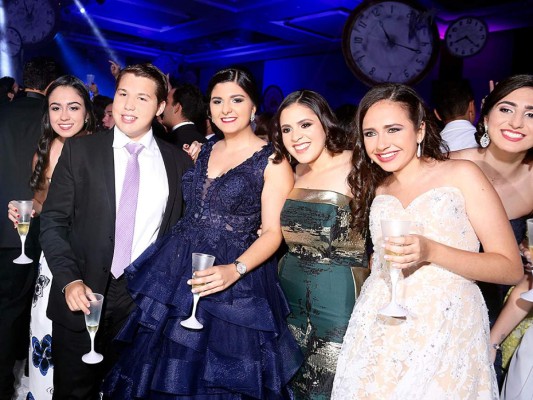 Glamour en la gala de la Escuela Internacional Sampedrana