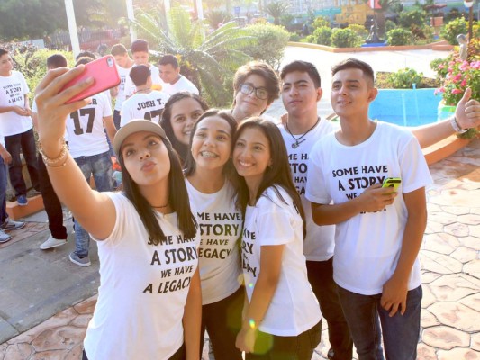 Los selfis no podían faltar en el inicio de clases de su último año de bachillerato.