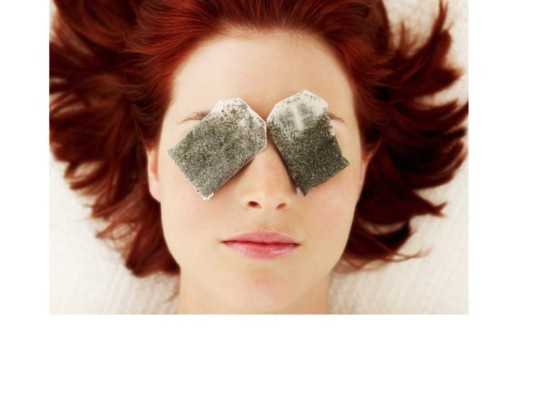 10. ¡Adiós ojeras!<br/><br/>Hazte un té de manzanilla en casa, refrigera las bolsitas y cuando estén frías ponlas en tus ojos por 15 minutos. Otra de las opciones que tienes es colocar dos rodajas de pepino que te ayudarán a desinflamar las bolsas de los ojos y dejará tu mirada más fresca que nunca.