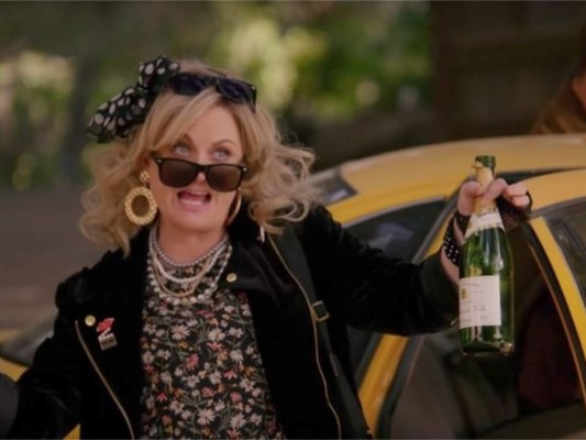 AMIGAS CON SOLERA se trata de una comedia al estilo de entre copas protagonizada por mujeres poderosas de la industria del entretenimiento, todas de la cantera del Saturday Night Live.