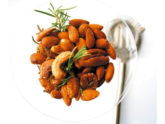 Frutos secos. Las nueces y, en general, los frutos secos, son ricos en magnesio, zinc, potasio, selenio y cobre, y funcionan como un hidratante facial natural contra las arrugas.