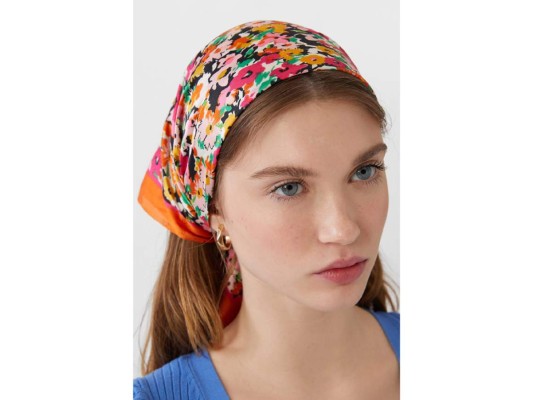 Pañuelo de prints florales by Stradivarius