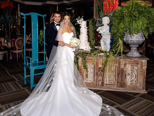 Los nuevos esposos Constantino Barletta y Rebecca Bendeck, en su recepción nupcial que emulo a un jardín medieval. foto: Daniel Madrid