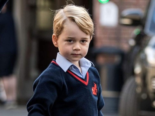 El pequeño ha crecido bastante rápido, atrás quedaron sus mejillas regordetas y sus camisas con cuello tipo Peter Pan, con volantes en las mangas, como a Kate le gustaba vestir.<br/><br/>