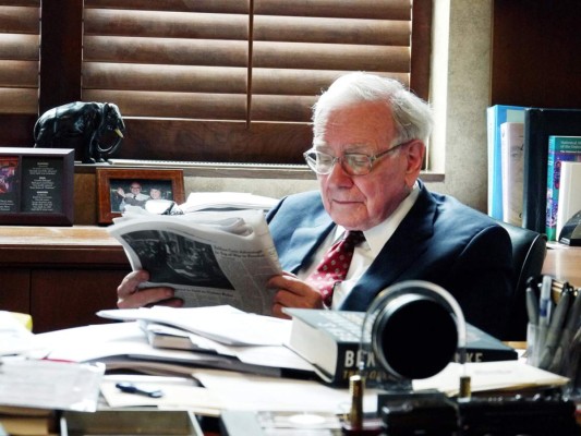 2. BECOMING WARREN BUFFET (2017). En este documental de 90 minutos atisbamos más allá de la imagen que conocemos del CEO de Berkshire Hathaway, que a sus 89 años ocupa el puesto número 4 de los hombres más ricos del mundo. Seguro encontrarás más de una motivación a través del recorrido de la notable vida, carrera y credo de Buffett, quien a pesar de ser billonario, lleva una vida modesta, incluso austera, en su ciudad natal de Omaha, Nebraska, donde habita la misma casa que adquirió en 1958 y que le costó solamente 31,500 dólares.<br/>