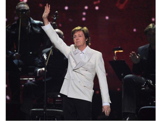 Nadie lo conocía, el famoso Beatle Paul McCartney pasó la decepción de su vida en 2012, cuando al cerrar la velada de los Grammy Awards toda la genereación z invadió redes sociales con el hashtag #Whois y hasta le impideron entrar a una discote por desconocerlo