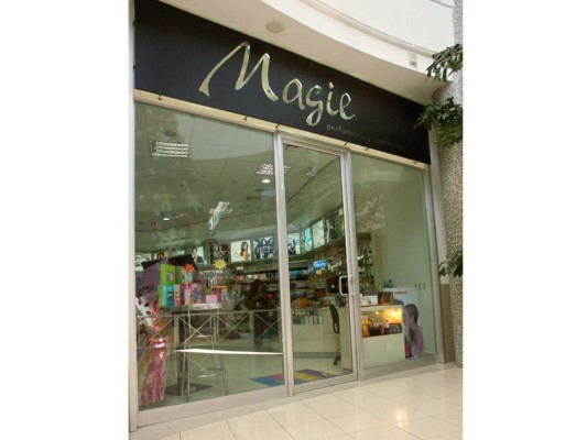 En 1989 los ejecutivos de Magie inauguraron una cuarta tienda en Plaza Loarque,<br/>al sur de la capital, la que luego se trasladó a Metromall