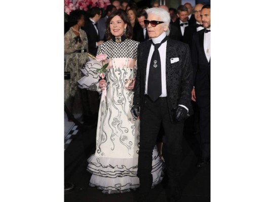 Para algunos Carolina de Mónaco no disfruta de su mejor momento, sin embargo fue una de las protagonistas de la noche junto a su inseparable amigo Karl Lagerfeld, el organizador oficial del Baile de la Rosa
