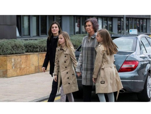 Reina Sofía junto a sus nietas visitan al rey Juan Carlos en el hospital