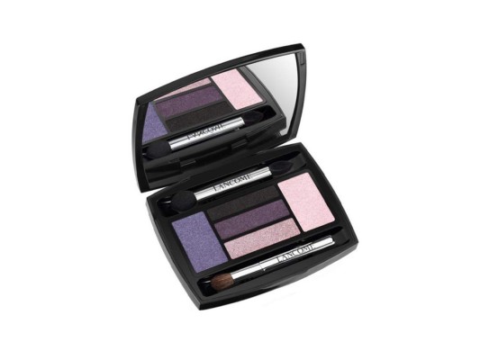 ¿Sabías que el make up neutro es la mejor opción? Combinara con toda tu vestimenta y puedes agregarle un poco de color pero no mucho. Si quieres acertar con las sombras de ojos para tu look diario, apuesta por los tonos naturales, con colores neutros y mates. Si vas a trabajar con un look casual, lo mejor es que utilices un maquillaje sutil con colores marrones o rosados, incluso puedes optar por aplicar únicamente una sombra base para unificar el tono de tu párpado, un poco de máscara de pestañas y un leve rubor en tus mejillas.