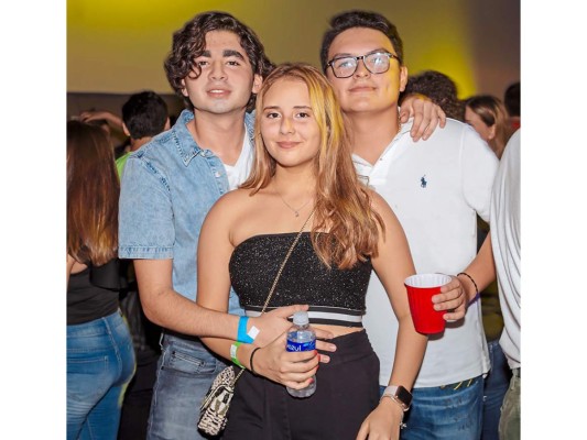 Fiesta neón de los seniors de la Escuela Internacional Sampedrana