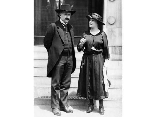 Albert Einstein se casó con su prima Elsa Einstein Lowenthal, que ya participaba muy estrechamente con él de sus actividades intelectuales y del cuidado de su salud.