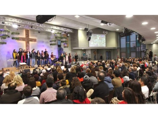 Cristianos Evangélicos<br/>Los cristianos evangélicos celebran la Navidad asistiendo a cultos, prédicas y alabanzas.<br/>