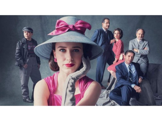 The Marvelous Mrs. Maisel<br/>La judía, Midge Maisel descubre que su esposo, que trabaja como comediante, está robando sus chistes a otro cómico. También se entera que el hombre le estaba siendo infiel, descubre lo que hará para lidiar con la situación.