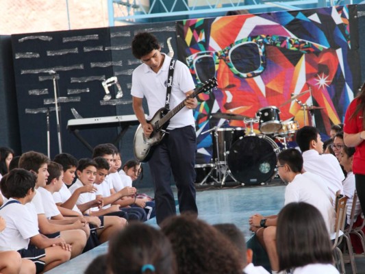 Show de moda y talento en Macris School