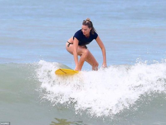 Margot Robbie surfea en Costa Rica